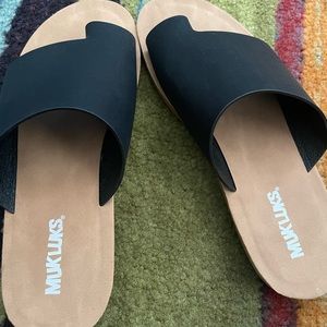 Black Tooled About Face Sandals by MUK LUKS